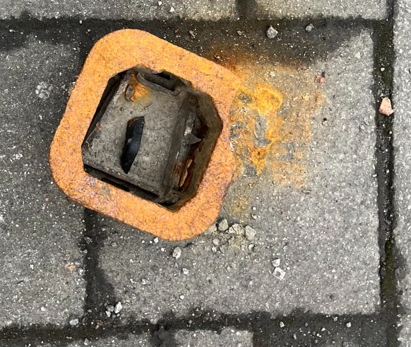 Spreading colour from a rusted frame